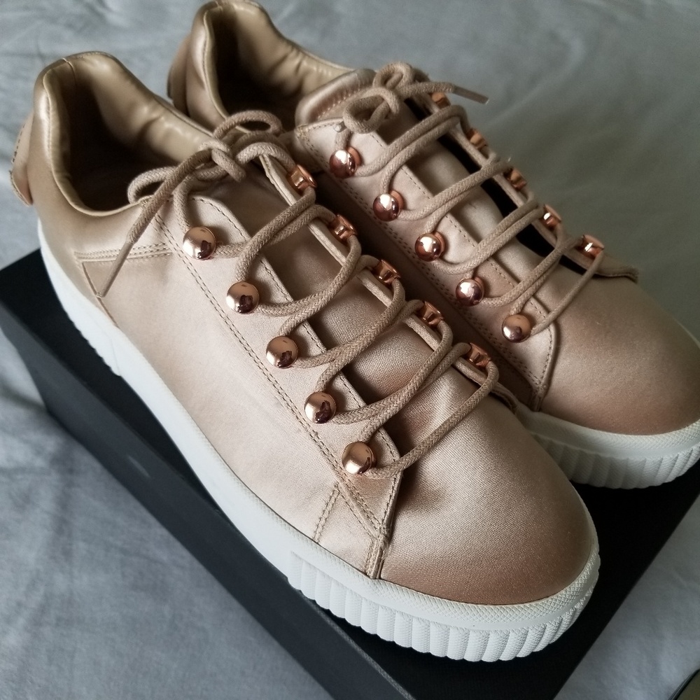 Kendall & Kylie Pink Platform sneaker, Size 10M